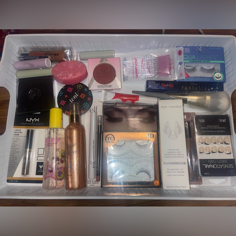 Makeup Bundle - Picture 1 of 5